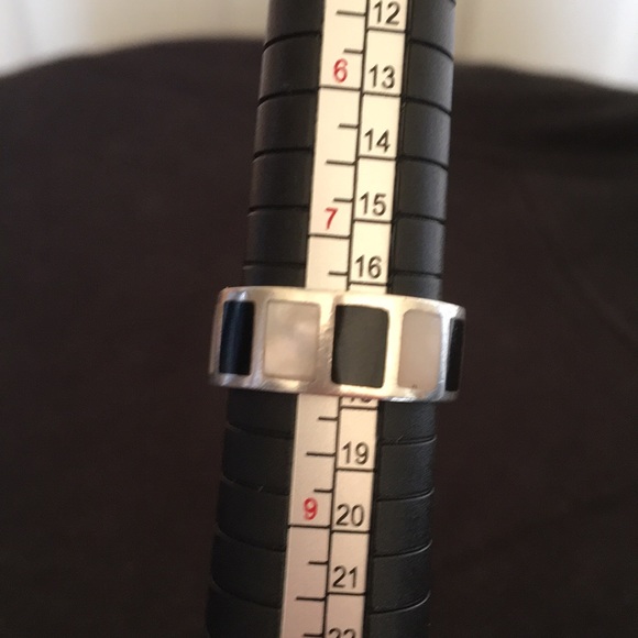 Sterling Silver Ring with Mother of Pearl and Black Ónyx Inlay - Picture 3 of 5